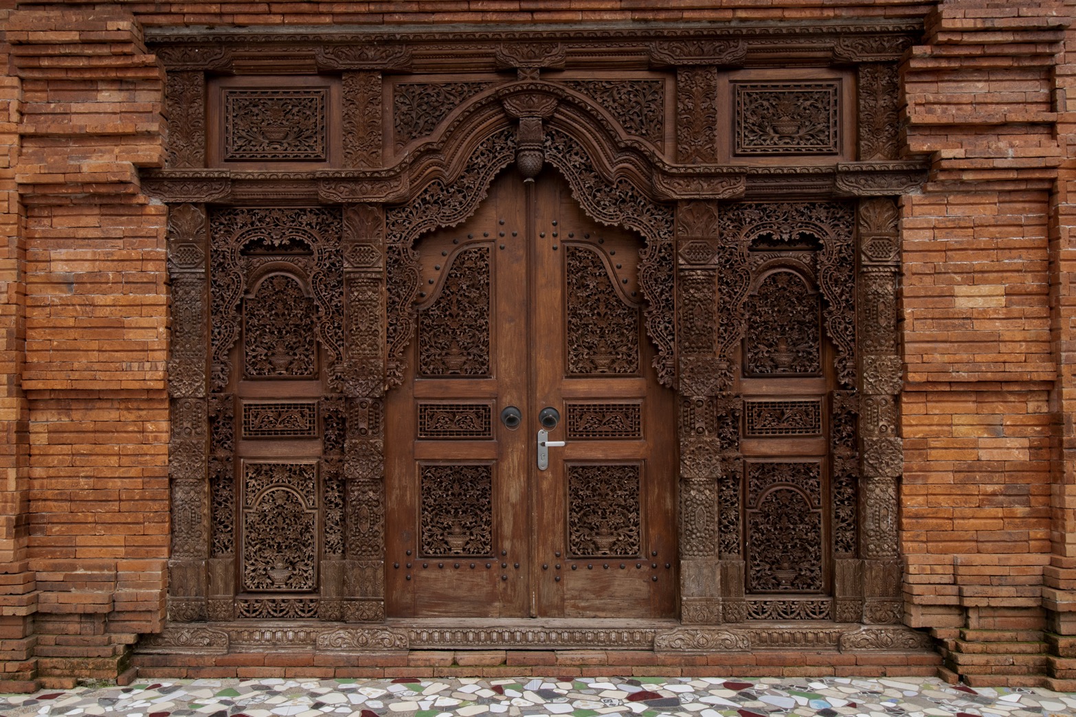 Dilarang Duduk di Depan Pintu? Mitos Jawa yang Ada Ilmu Fisikanya!