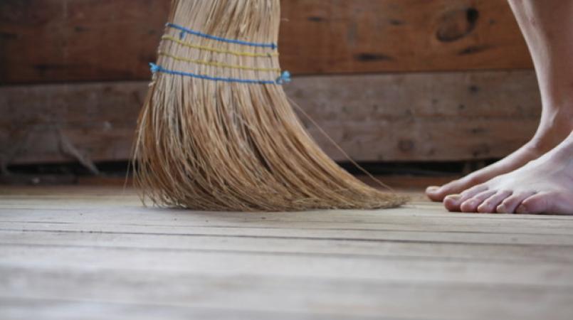 Dilarang Sapu Malam Hari? Ternyata Ada Penjelasan Logisnya!