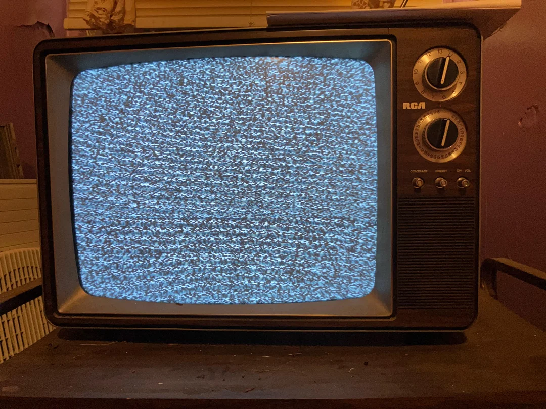 Kenapa Ada Suara Berdesis Saat TV Mati? Gaib atau Ilmu Elektronika?