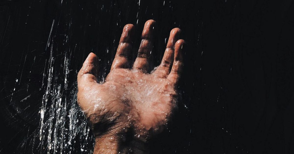 Mandi Malam: Benarkah Bisa Sebabkan Rematik?