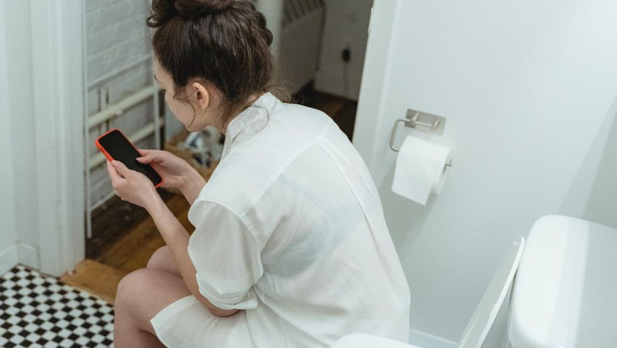 Ponsel di Toilet: Bahaya yang Tak Terduga?