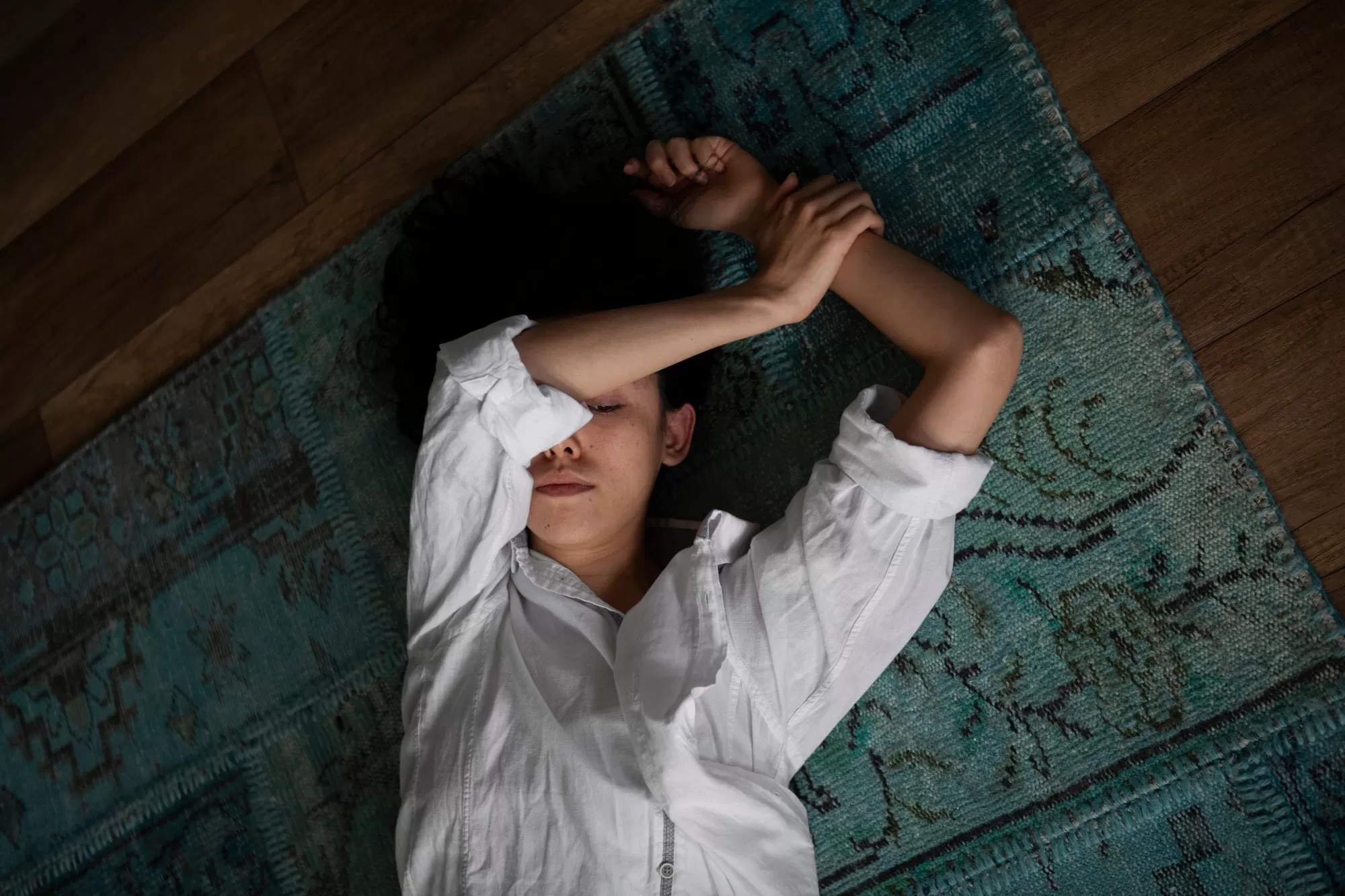 Tidur di Lantai Lebih Sehat? Fakta atau Sekadar Mitos Kuno?